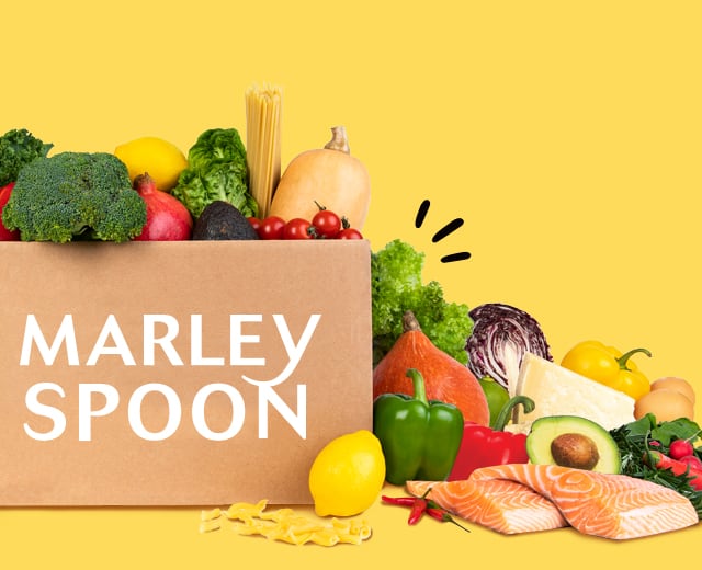 Marley Spoon maaltijdbox gevuld met verse ingrediënten en een maaltijdzak en receptenkaart