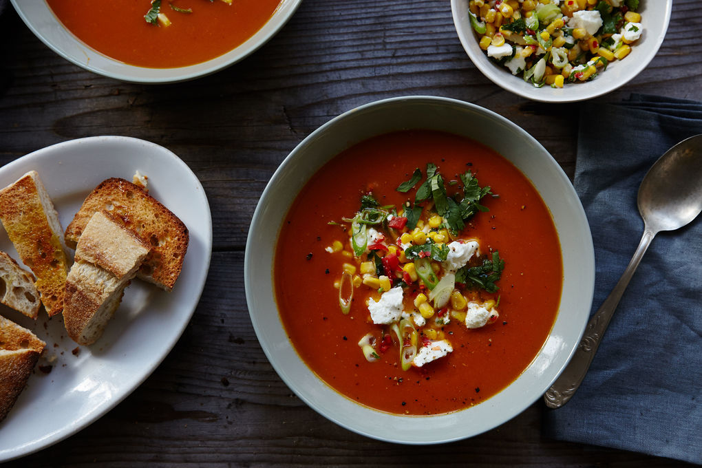 Zoete aardappelsoep met een frisse feta-maïssalsa