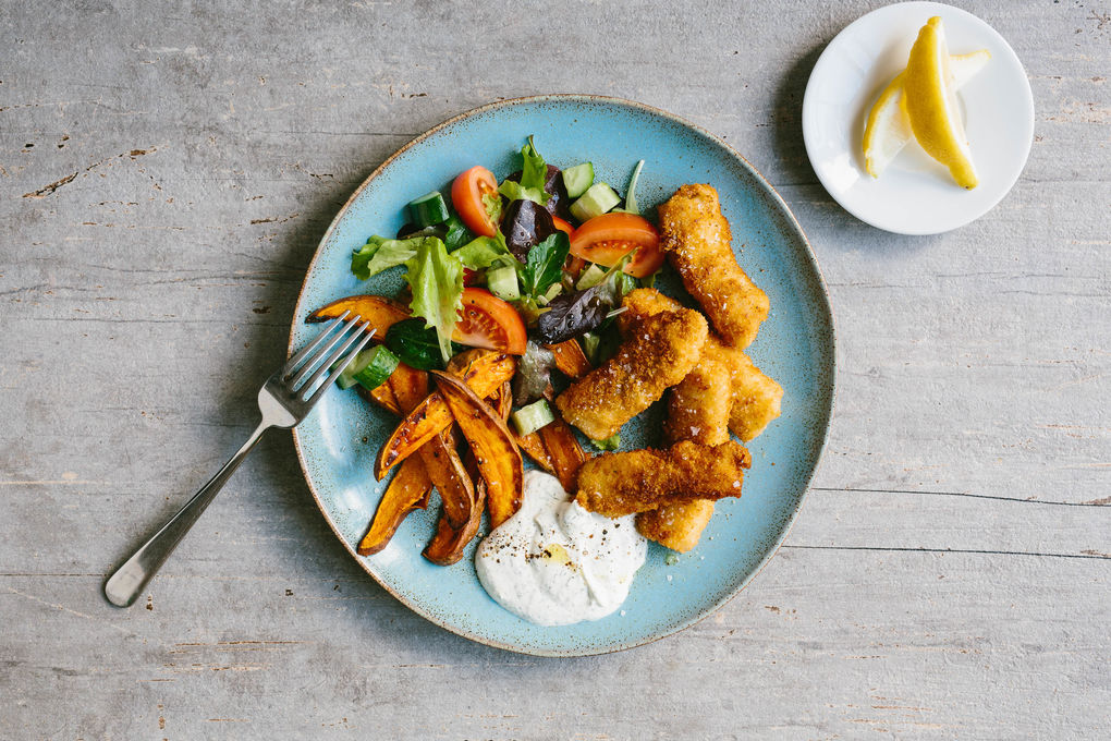 Knapperige vissticks met zoete aardappelwedges en dilledip