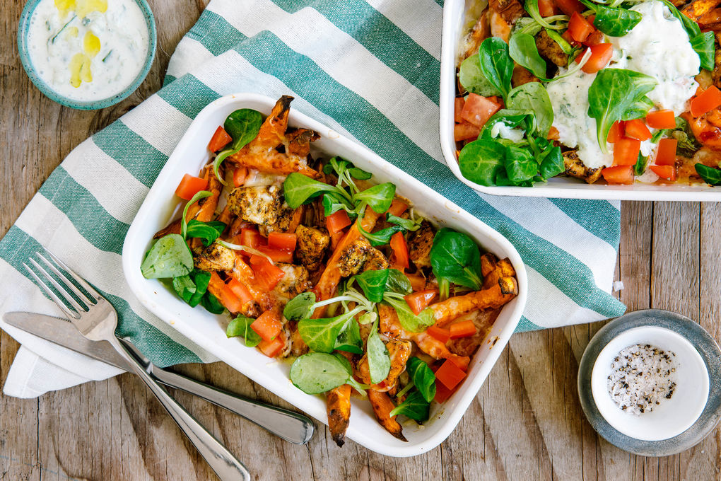 Knappe kip-kapsalon met zoete aardappel en tzatziki