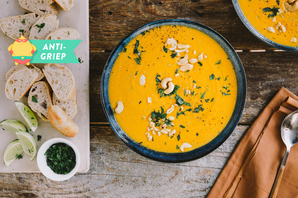 Zoete aardappel-gembersoep met kokosmelk en cashewnoten