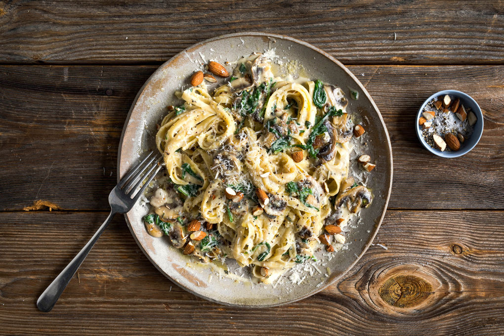 Rappe pasta met salie in romige spinazie-champignonsaus