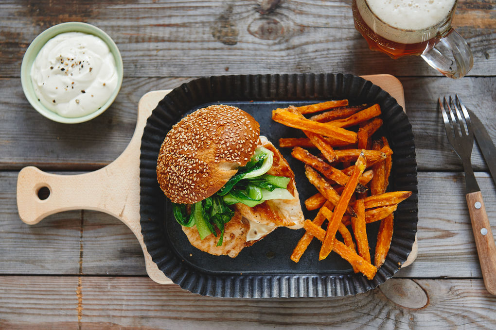 Kipburger met paksoi en zoete aardappelfrietjes