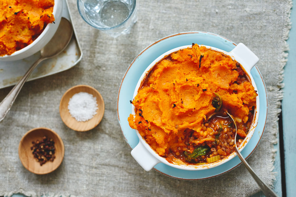 Klassieke linzenschotel met zoete aardappelpuree en spinazie