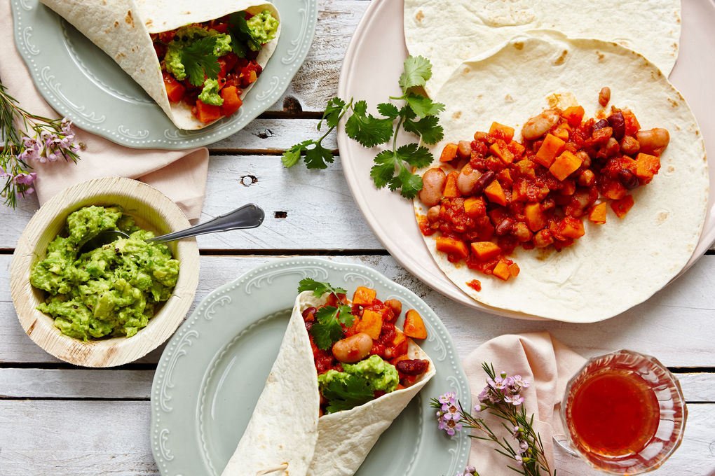 Zoete aardappel burrito's met bonen en frisse avocado