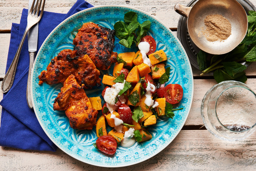 Tandoori gekruide kip met zoete aardappel-tomatensalade