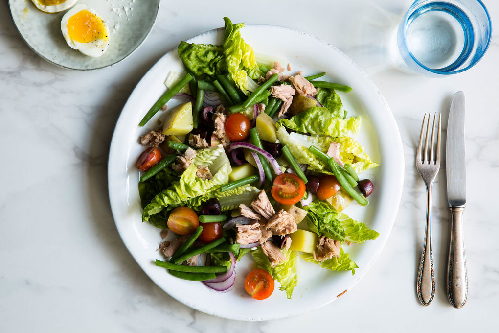 Salade Niçoise met tonijn, sperziebonen en olijven